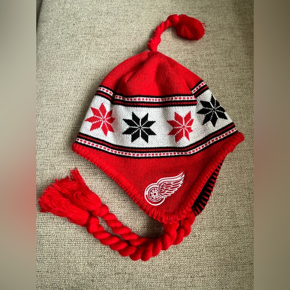 New Detroit Red Wings Reebok Red Ear Flaps Beanie Tassel Hat one-size-fits-all